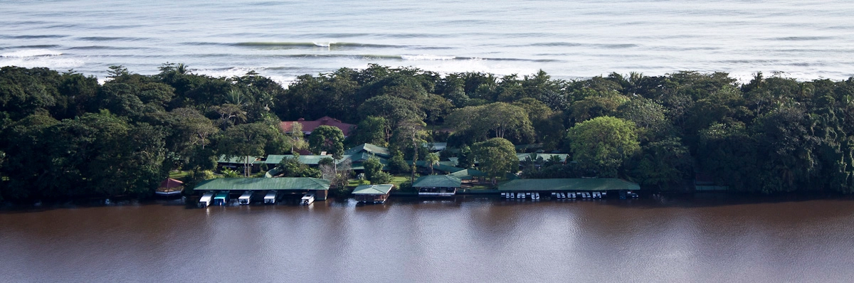 Vista aérea panorámica de Mawamba Lodge a lo largo de los canales de Tortuguero